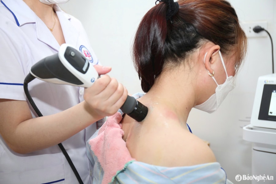 Kết hợp Đông - Tây y: Giải pháp ‘vàng’ điều trị thoát vị đĩa đệm đốt sống cổ