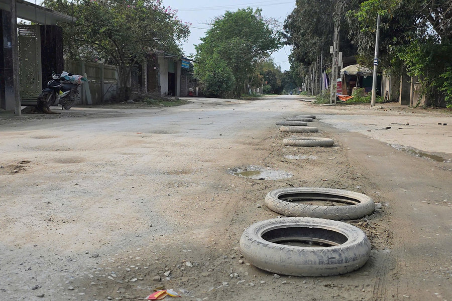 Người dân thành phố Vinh dùng lốp xe 'vá' mặt đường