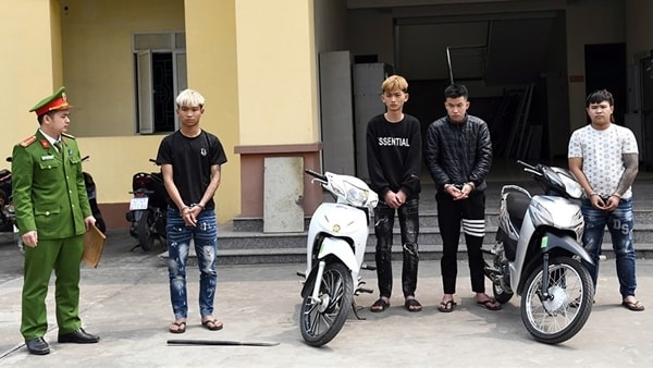 Truy bắt 5 đối tượng dùng dao quắm thực hiện 2 vụ cướp giật tài sản