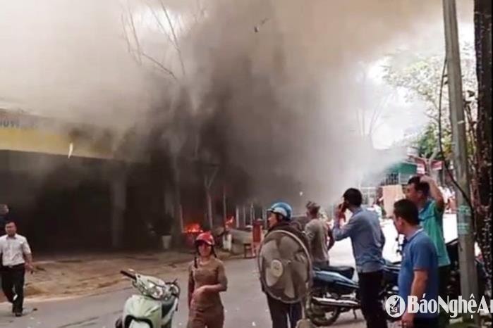 Cháy nhà dân ở thị trấn Thạch Giám (Tương Dương)