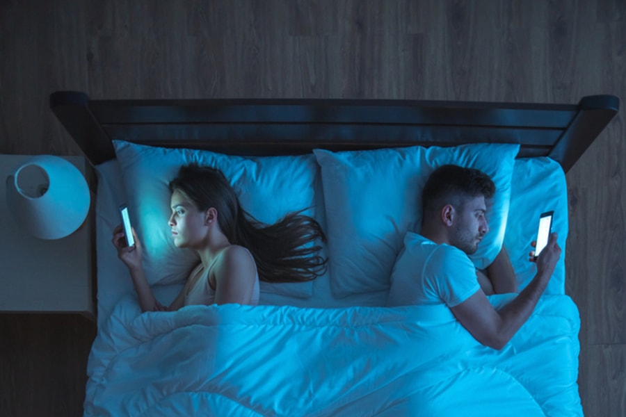 Tại sao bạn cần phải ngừng lướt điện thoại trên giường?