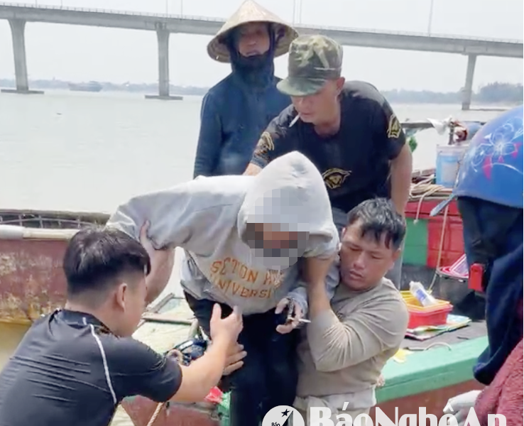 Cứu sống một nam thanh niên nhảy cầu Cửa Hội giữa trưa