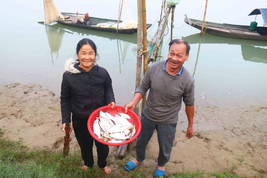 Thức đêm đánh cá mòi trên sông Lam