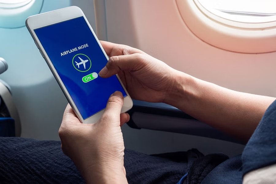 Tại sao bạn phải chuyển điện thoại sang chế độ máy bay khi bay?