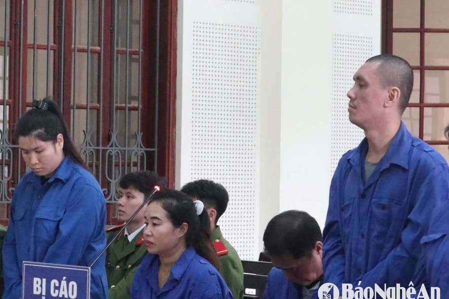 Lạc lối trong mối tình 'rổ rá cạp lại'