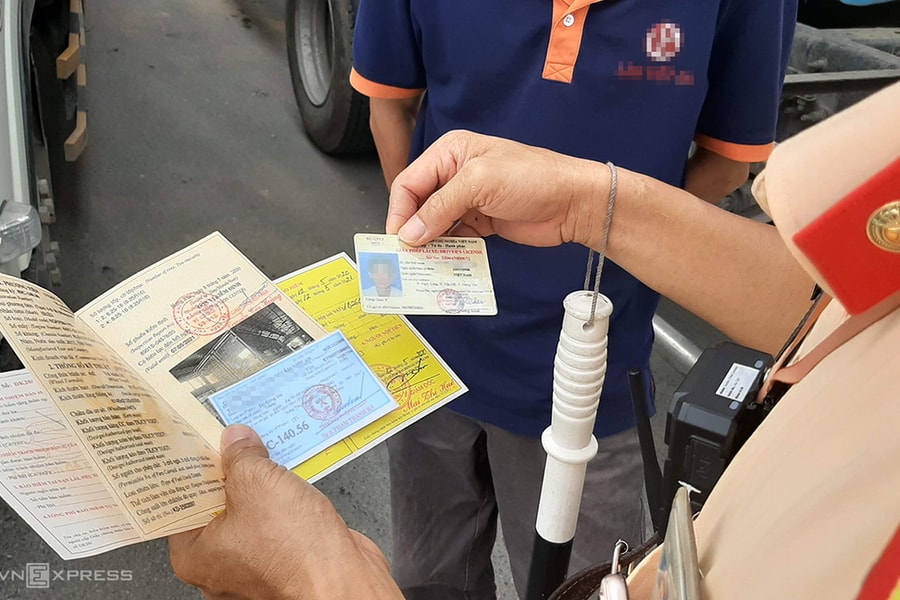 Bộ Công an thu hồi giấy phép lái xe như thế nào từ ngày 01/3/2025?