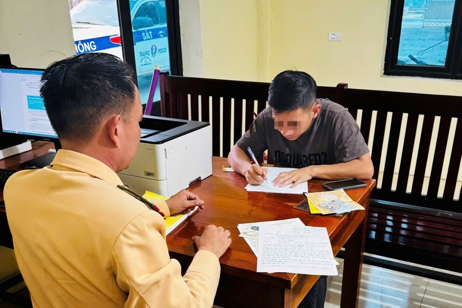 Triệu tập tài xế xe khách vừa lái xe vừa nghe điện thoại và nhắn tin