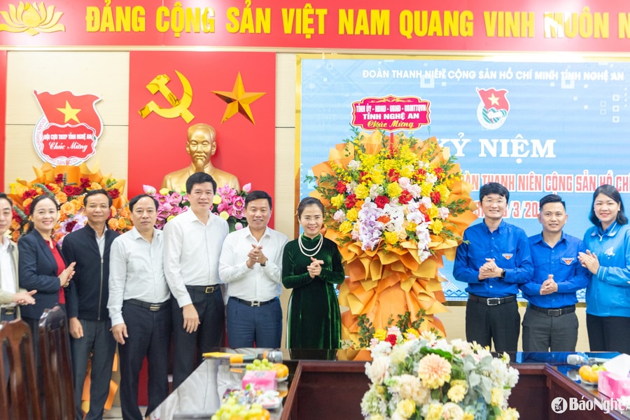 Phó Bí thư Tỉnh ủy Võ Thị Minh Sinh chúc mừng Tỉnh đoàn Nghệ An nhân ngày 26/3