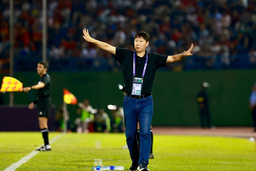 Huấn luyện viên Kim Sang-sik dẫn dắt ASEAN All-Stars đối đầu Manchester United tại Malaysia