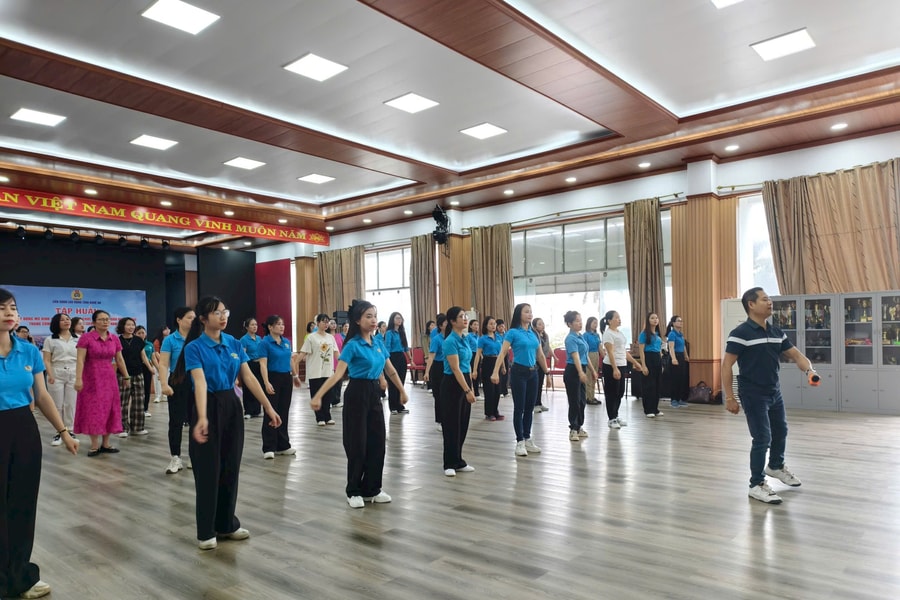 Liên đoàn Lao động tỉnh tập huấn tổ chức đồng diễn dân vũ thể thao