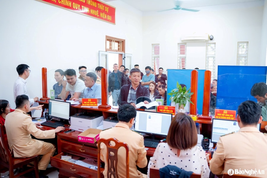 Giấy phép lái xe bao gồm các hạng nào?