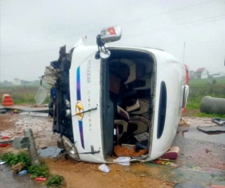 Thông tin thêm về vụ tai nạn trên cao tốc liên quan đến xe chở học sinh ở Nghệ An