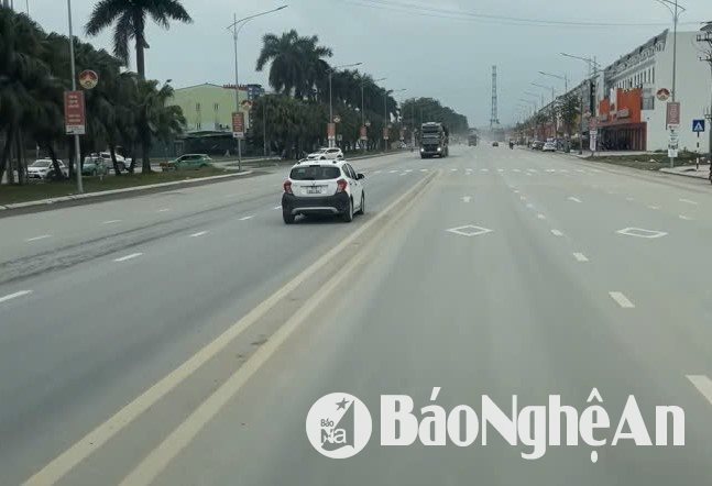 Xe ô tô đi ngược chiều trên Quốc lộ 15