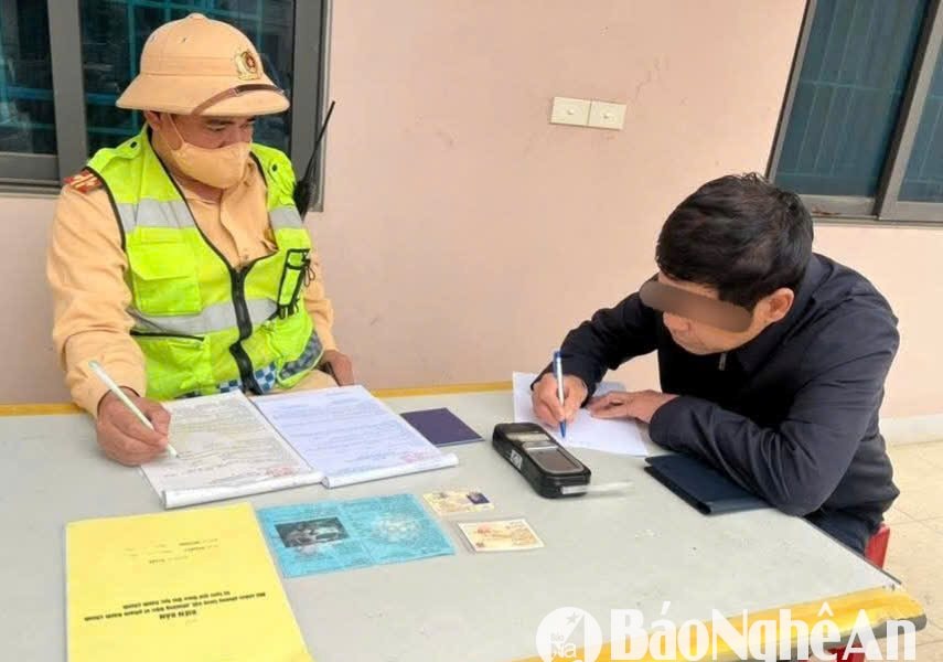 Kịp thời xác minh tài xế ô tô đi ngược chiều trên Quốc lộ 15