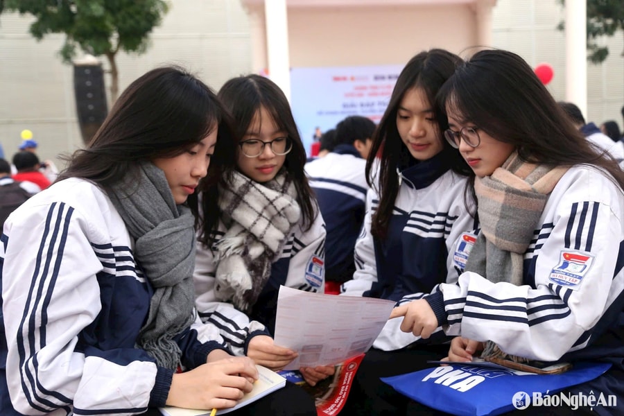 Sĩ tử lớp 12 'hóng' phương án tuyển sinh của các trường đại học