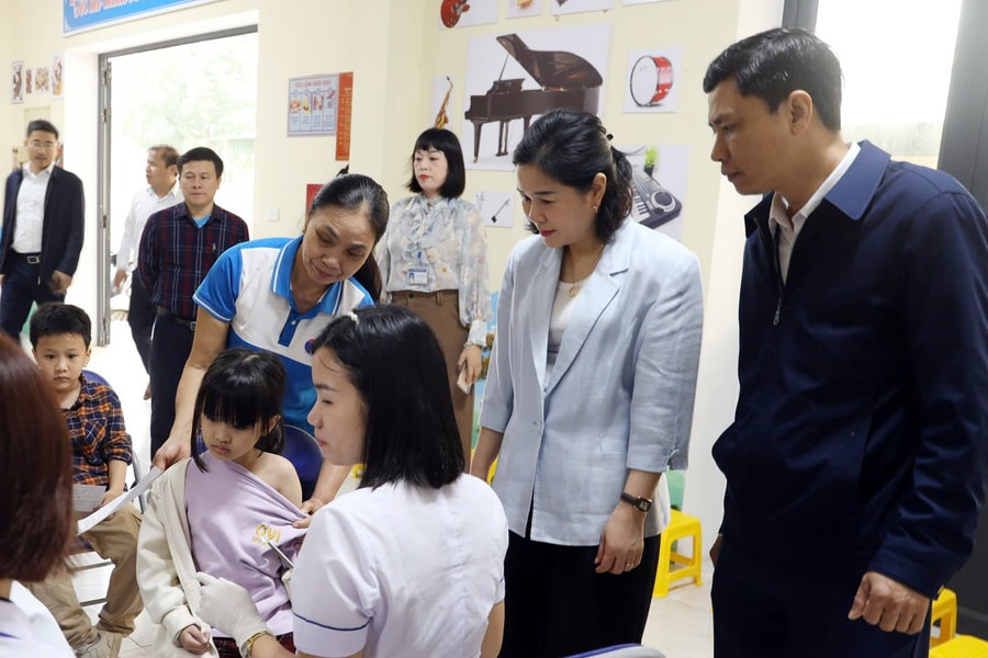 Nhiều địa phương ở Nghệ An đạt kết quả cao trong tiêm vắc-xin sởi