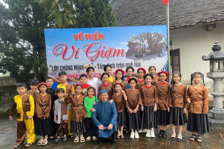 Học sinh Nghệ An học hát dân ca ở sân đình