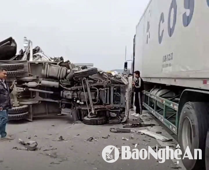 Lật xe trên cao tốc, giao thông ùn tắc đoạn qua Nghệ An