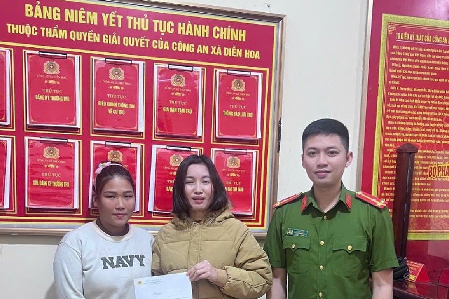 Công an xã hỗ trợ người dân nhận lại 99 triệu đồng do chuyển nhầm