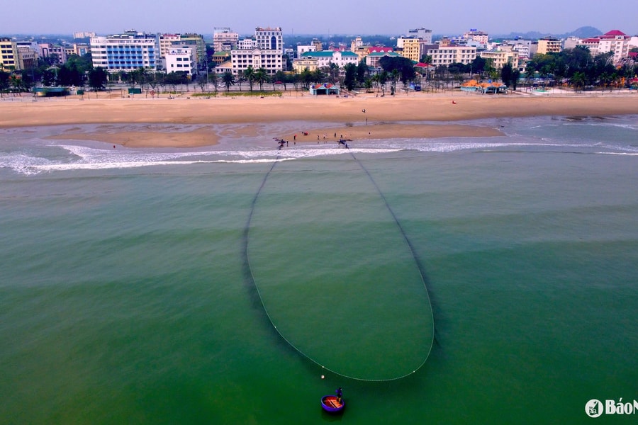 Xem kéo lưới rùng lúc bình minh trên bãi biển Cửa Lò