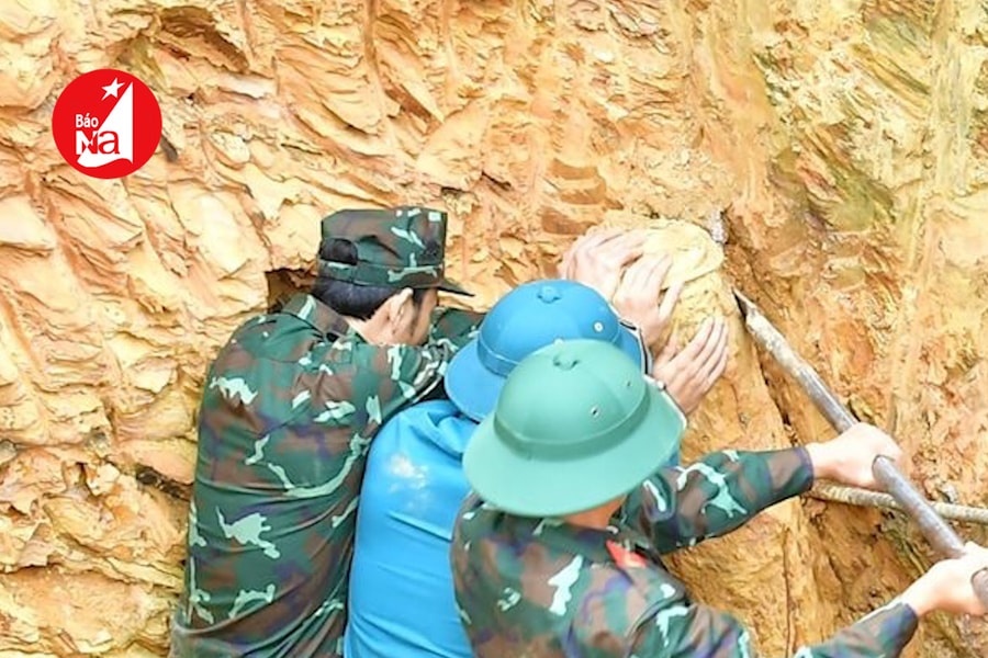 Nghệ An: Đào móng nhà, phát hiện quả bom còn nguyên kíp nổ