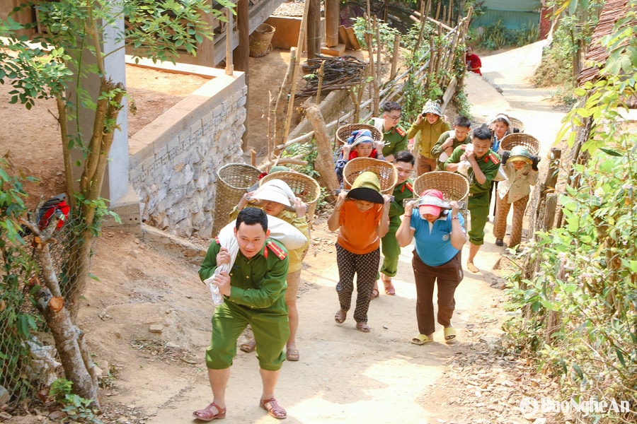 Công an xã rẻo cao của Nghệ An 'cõng' vật liệu giúp người nghèo xây nhà ở