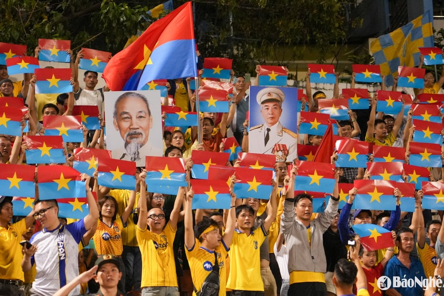 Hội cổ động viên Sông Lam Nghệ An tạo nên hình ảnh đầy cảm xúc trên sân Thống Nhất