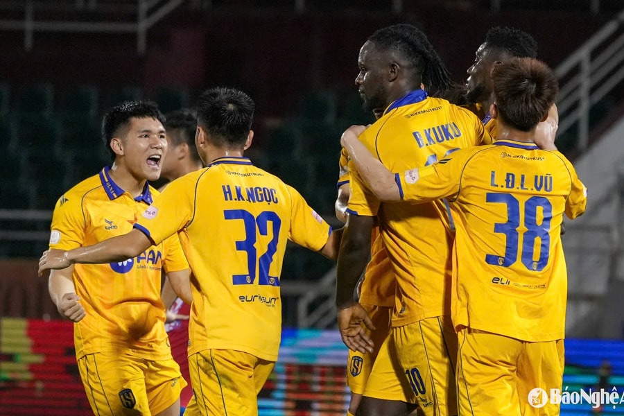 Sông Lam Nghệ An chia điểm với Câu lạc bộ TP. Hồ Chí Minh trên sân Thống Nhất