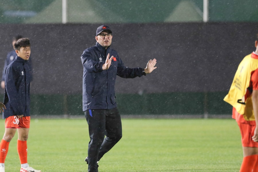 Đội tuyển U17 Việt Nam luyện quân giữa mưa lạnh, quyết tâm tạo bất ngờ trước U17 Nhật Bản