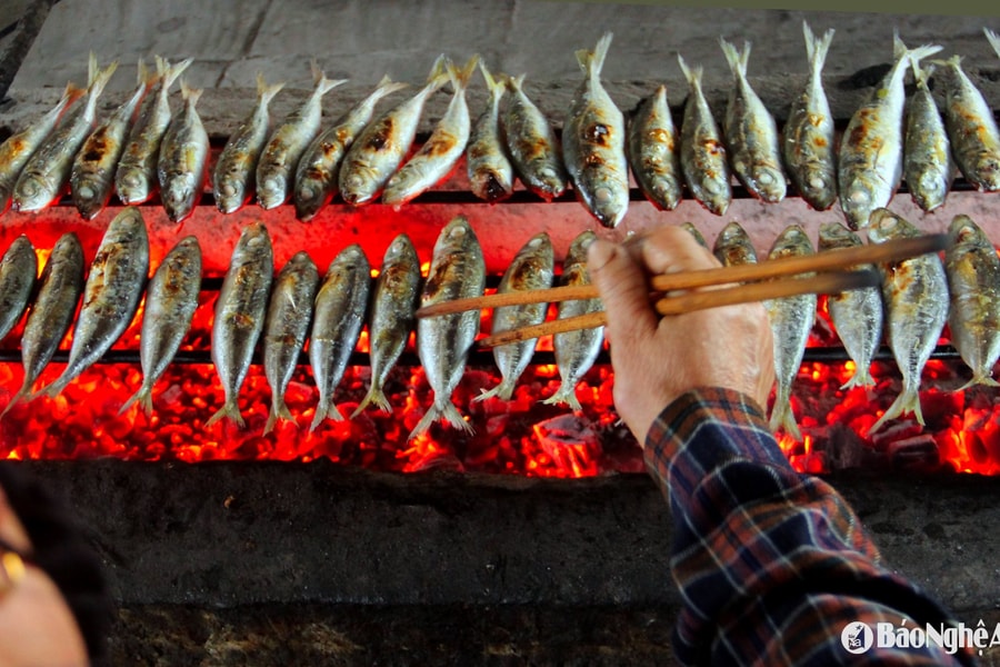 Thơm lừng đặc sản cá nướng than hồng tại biển Cửa Lò