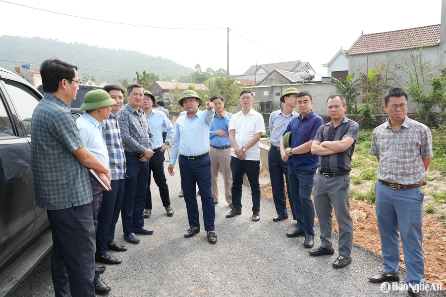 Phó Chủ tịch UBND tỉnh Nghệ An Hoàng Phú Hiền kiểm tra tiến độ tuyến đường ven biển