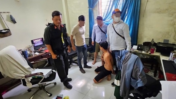 Bắt giữ Công an 'rởm' và nhóm đối tượng làm giấy tờ giả quy mô lớn