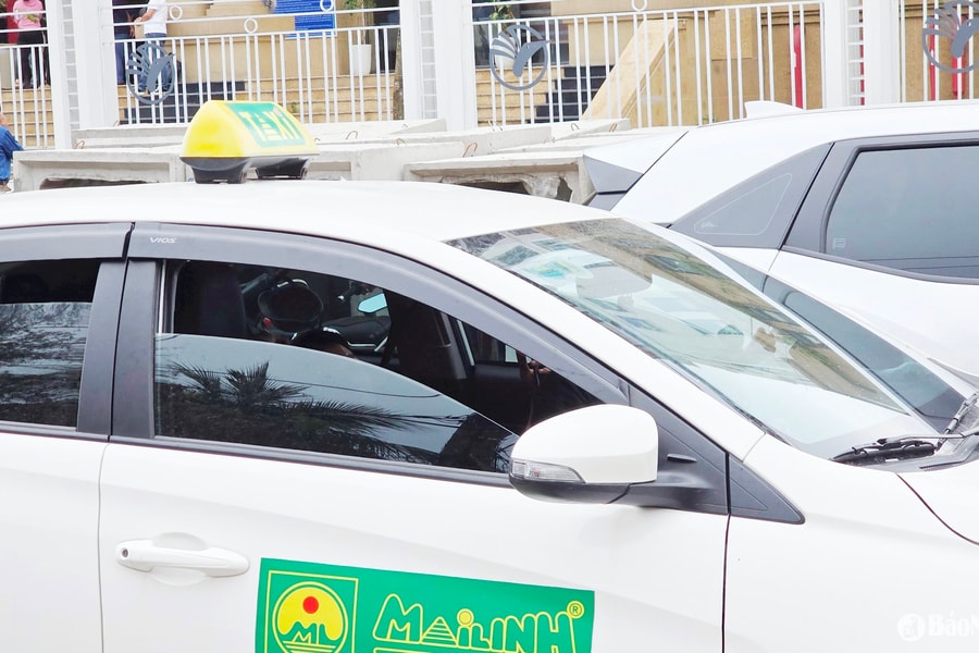 Tài xế xe taxi Mai Linh vô tư dừng xe trên đường, nằm xem điện thoại gây ách tắc giao thông