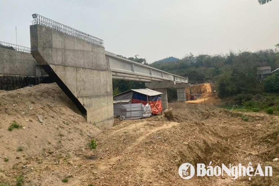 Kỳ Sơn xây 2 cầu cứng vượt sông Nậm Mộ, thay thế cầu treo xuống cấp
