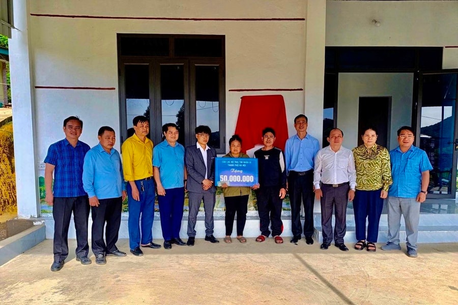 CLB Trái tim nhân ái thành phố Hà Nội trao 2,5 tỷ đồng hỗ trợ làm nhà cho hộ nghèo tại Con Cuông