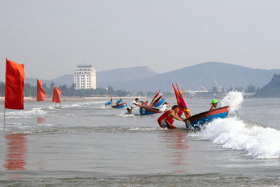 Lễ hội đua thuyền mủng Cửa Lò diễn ra vào sáng 19/4