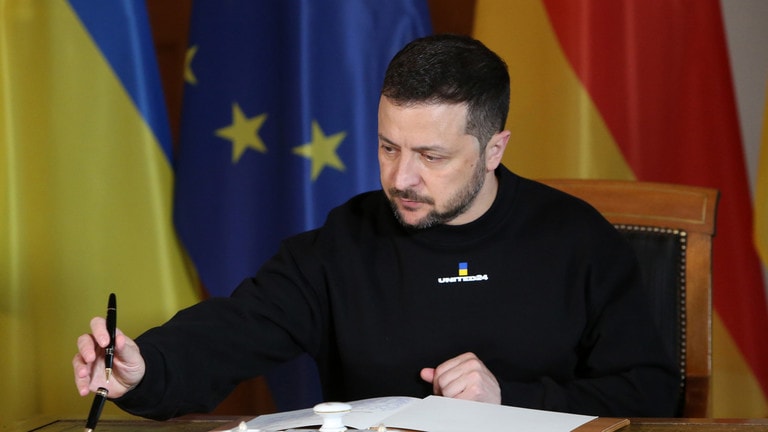 Politico: Pháp giúp ông Zelensky viết thư xin lỗi ông Trump