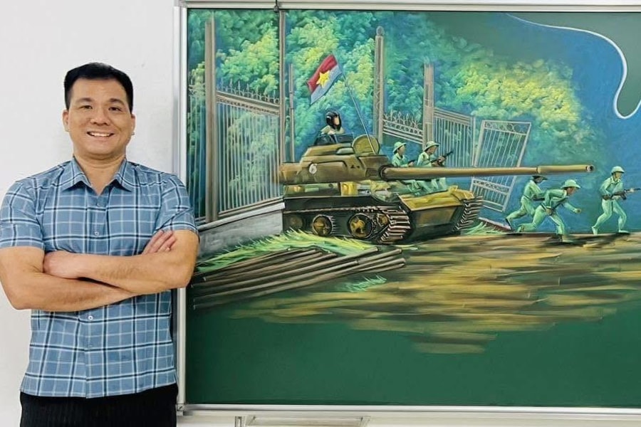 Thầy giáo Nghệ An tái hiện thời khắc xe tăng húc đổ cổng Dinh Độc Lập bằng phấn màu