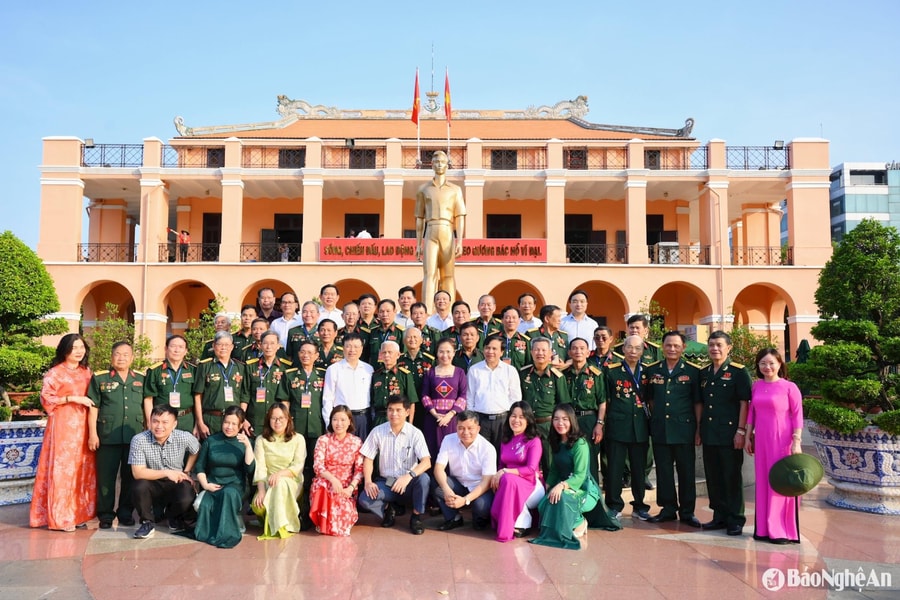 Đoàn đại biểu tỉnh Nghệ An dâng hương tưởng niệm Chủ tịch Hồ Chí Minh tại Bến Nhà Rồng