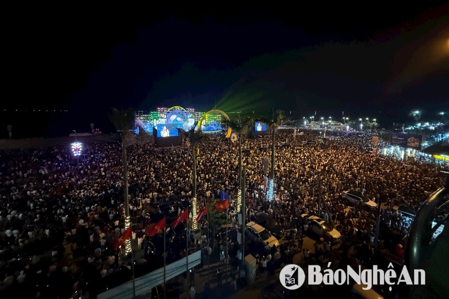 Biển người về với Cửa Lò trong đêm khai hội