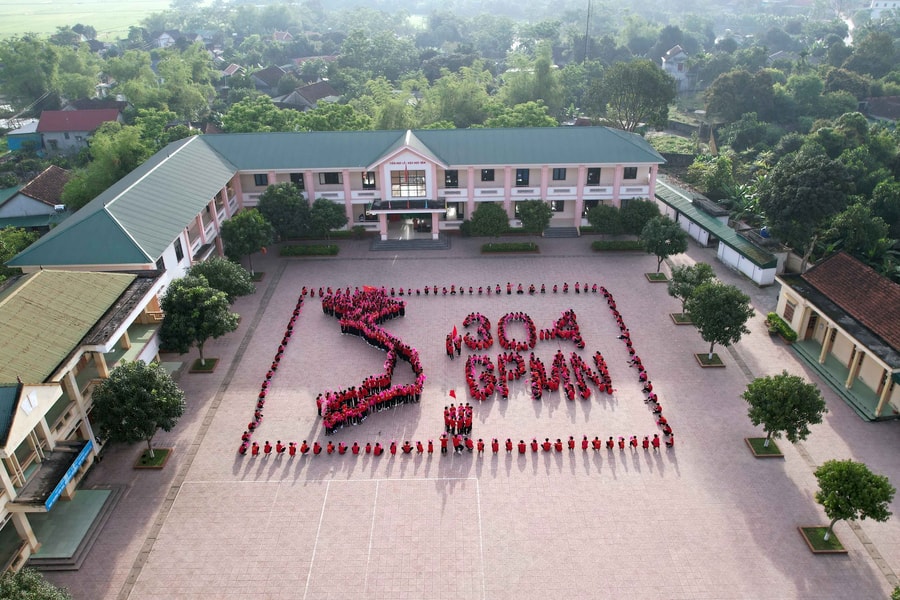 Học sinh Nghệ An xếp hình bản đồ Việt Nam hướng về kỷ niệm ngày 30/4