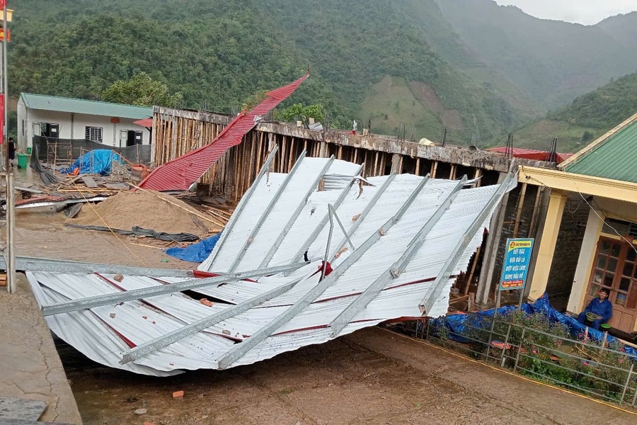 Lốc lớn làm tốc mái trường học ở Kỳ Sơn