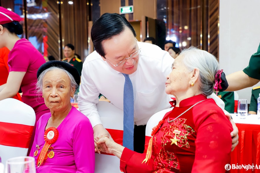 Nghệ An gặp mặt các Mẹ Việt Nam anh hùng, thương binh nặng, cựu chiến binh, cựu thanh niên xung phong tiêu biểu