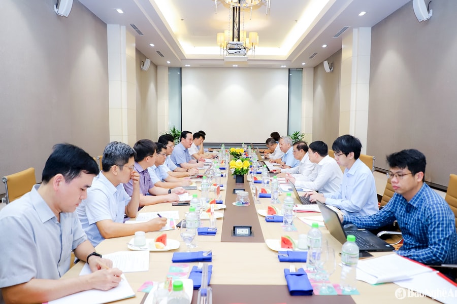 Thường trực Tỉnh ủy Nghệ An làm việc với Tổ Biên tập của Tiểu ban Kinh tế - Xã hội Đại hội XIV của Đảng