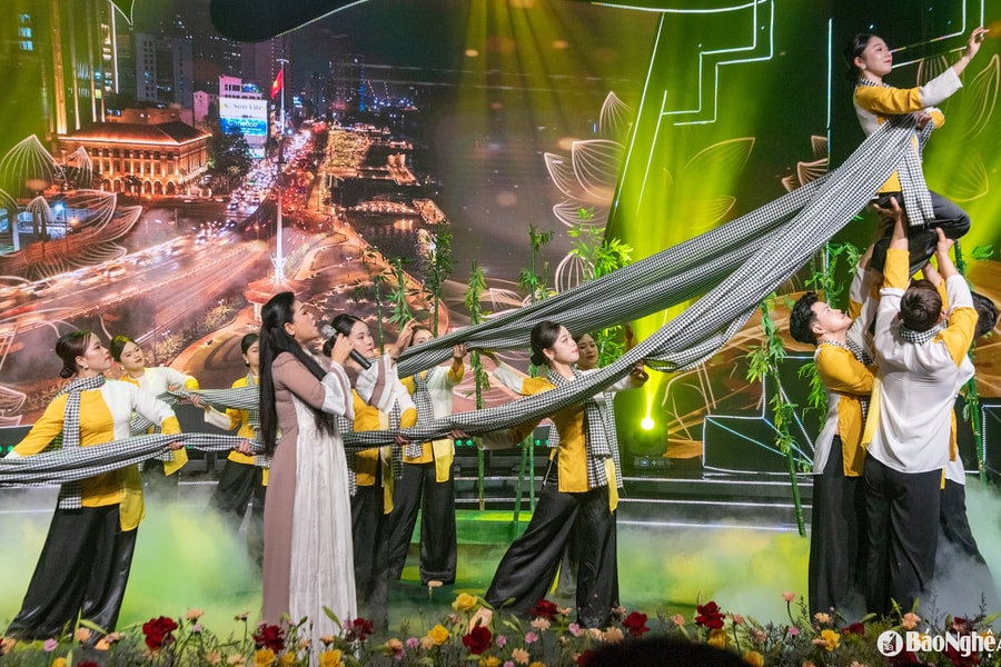 Xúc động chương trình nghệ thuật chính luận 'Miền Nam trong trái tim Người'