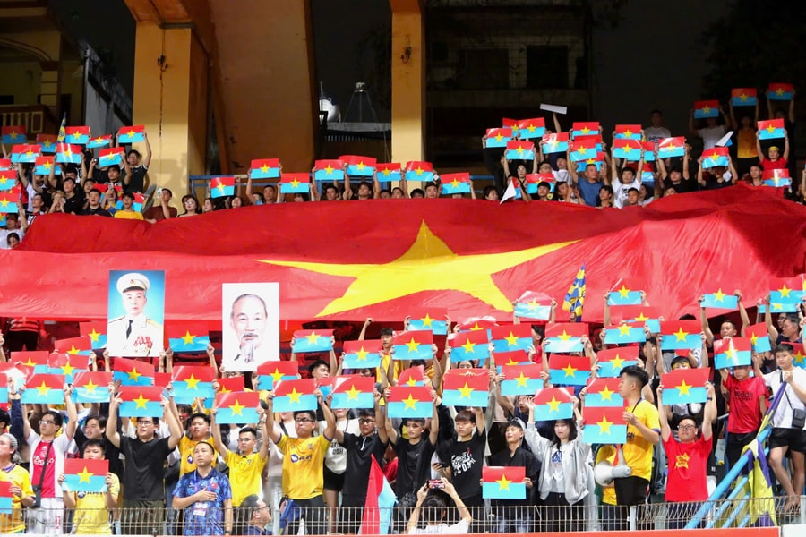 'Biển cờ' rực rỡ của cổ động viên Sông Lam Nghệ An chào mừng 50 năm Ngày Giải phóng miền Nam tại sân Hàng Đẫy