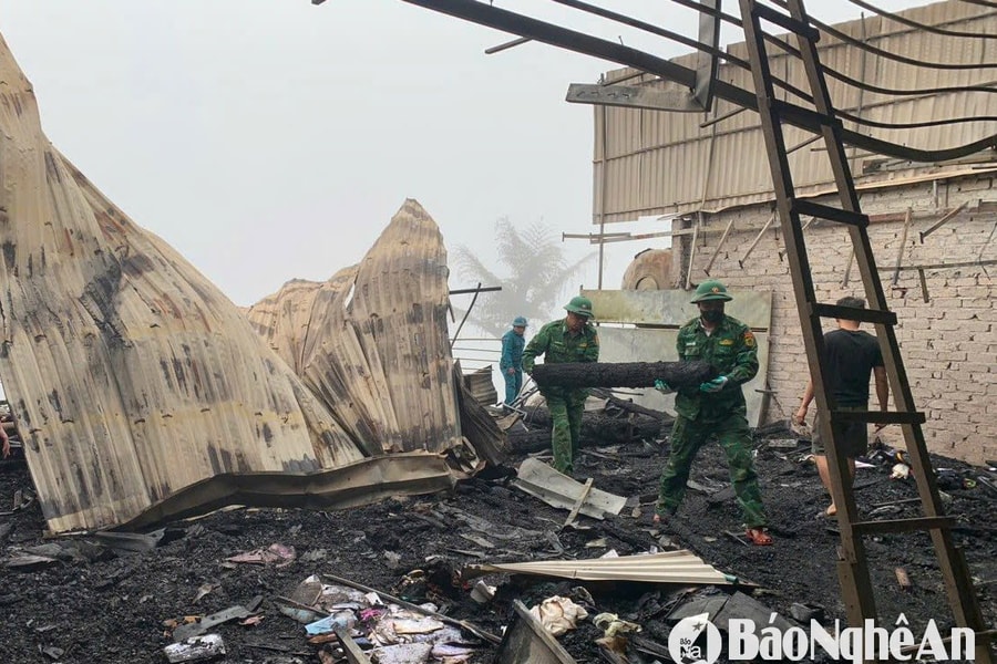 Đồn Biên phòng Cửa khẩu Quốc tế Nậm Cắn xuyên đêm dập lửa, giúp dân khắc phục hậu quả