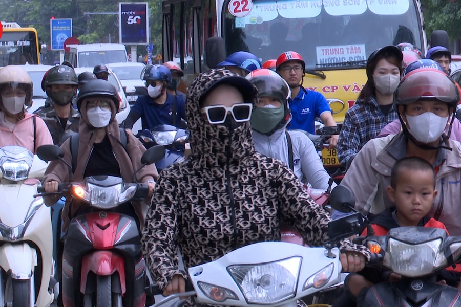 Cảnh ùn tắc tại nút giao giữa đường Lê Lợi và đường Lý Thường Kiệt của thành phố Vinh