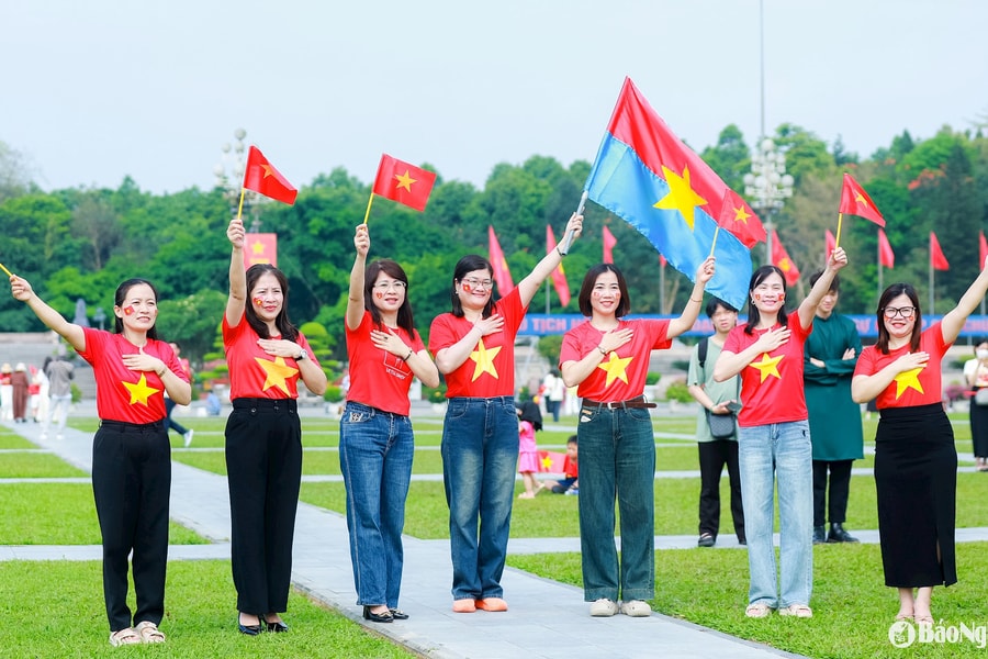 Hình ảnh người dân Nghệ An xúc động, tự hào theo dõi diễu binh, diễu hành mừng 50 năm thống nhất đất nước