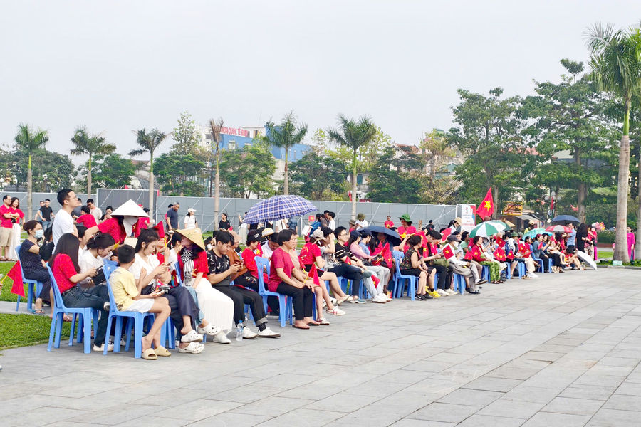 Người dân thành Vinh trong giờ khắc kỷ niệm 50 năm thống nhất đất nước